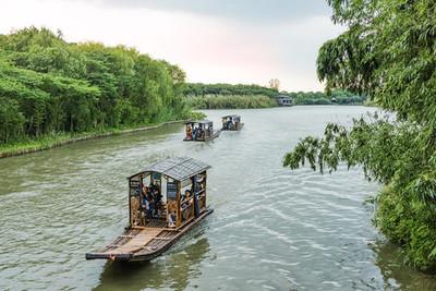 沙家浜(bang) 紅色經典與江南水(shui)鄉(xiang)的(de)完(wan)美交(jiao)融(rong)